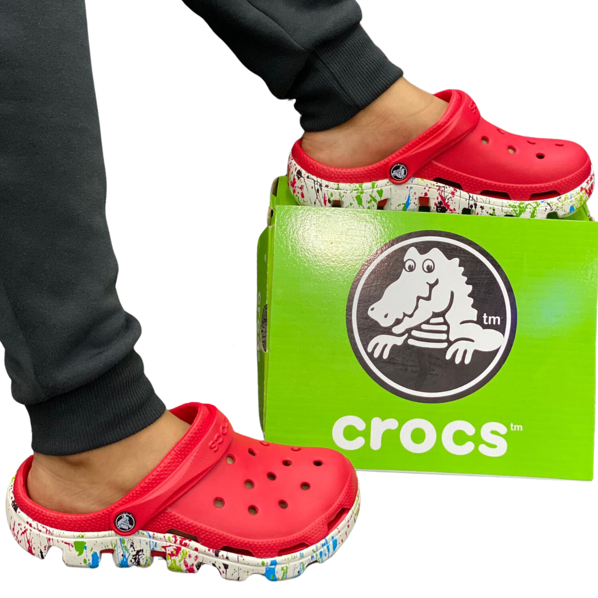 Comprar Crocs Tractor Chispas Hombre: Comodidad y Estilo Robusto. ¿Estás buscando comprar Crocs Tractor Chispas Hombre? En Onlineshoppingcenterg encontrarás el calzado perfecto que combina comodidad, resistencia y un diseño único. En este artículo te explicamos todo lo que necesitas saber sobre los Crocs Tractor, desde sus características hasta cómo elegir el modelo ideal para ti.  ¿Por qué elegir Crocs Tractor Chispas para hombre? Los Crocs Tractor Chispas Hombre son una opción versátil para quienes buscan un calzado robusto y cómodo. Su diseño único con detalles llamativos como las "chispas" destaca por su originalidad, mientras que la tecnología de Crocs garantiza confort en cada paso.  Características principales de los Crocs Tractor Durabilidad excepcional: Fabricados con materiales resistentes que soportan el uso diario y las actividades más exigentes. Diseño moderno y funcional: Los detalles tipo "tractor" y su estilo único los hacen ideales para quienes buscan destacar. Comodidad garantizada: Cuentan con plantillas moldeadas que se adaptan perfectamente al pie. Variedad de colores: Disponibles en opciones como Crocs Tractor negras y camufladas. En Onlineshoppingcenterg, te ofrecemos una amplia selección para comprar Crocs Tractor Chispas Hombre en todos los colores y tallas que necesitas.  Colores populares de Crocs Tractor Crocs Tractor negras Las Crocs Tractor negras son perfectas si buscas un estilo clásico y versátil. Este color combina con cualquier atuendo, ideal tanto para uso diario como para actividades al aire libre.  Crocs Tractor camufladas Si prefieres un diseño más atrevido y original, las Crocs Tractor camufladas son una excelente opción. Su estilo rústico es perfecto para quienes aman la aventura y la naturaleza.  ¿Existen Crocs Tractor mujer? Aunque este artículo se centra en los modelos para hombres, también hay opciones similares para mujeres. Si estás interesado, en Onlineshoppingcenterg podrás explorar alternativas para toda la familia.